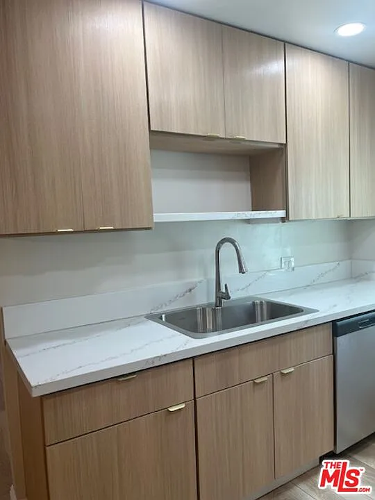 2 bed, 2.0 bath, 5704 sqft, $2,900 — Photo 2