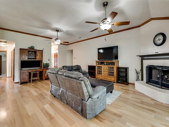 5th image of 6848 Greenleaf Dr