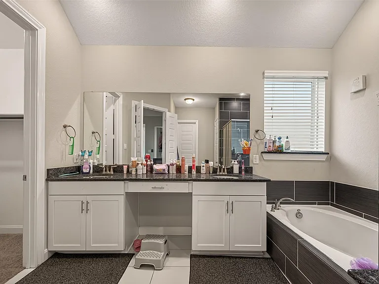 2209 Hidden Meadow Ln — Photo 32