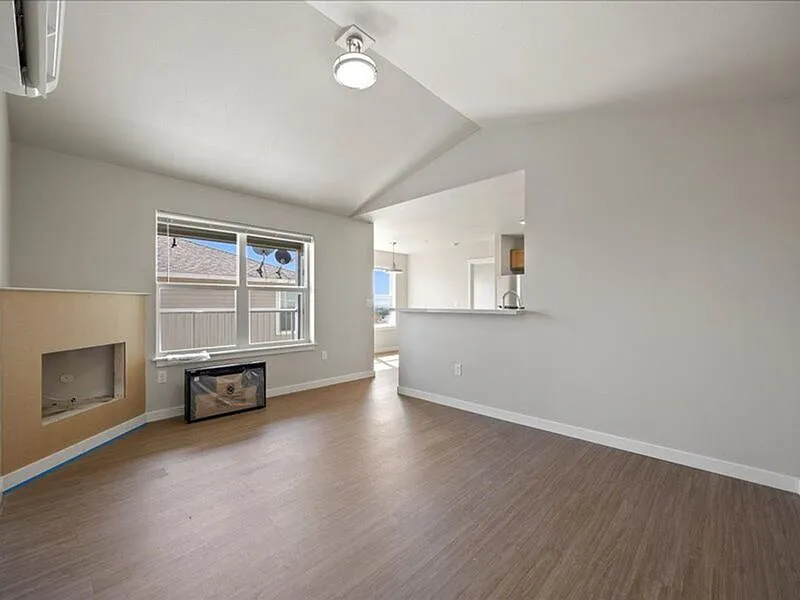 2 bed, 2.0 bath, 960 sqft, $1,661 — Photo 2