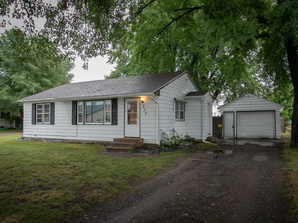 202 Dahlin Ave NE, Isanti, MN 55040