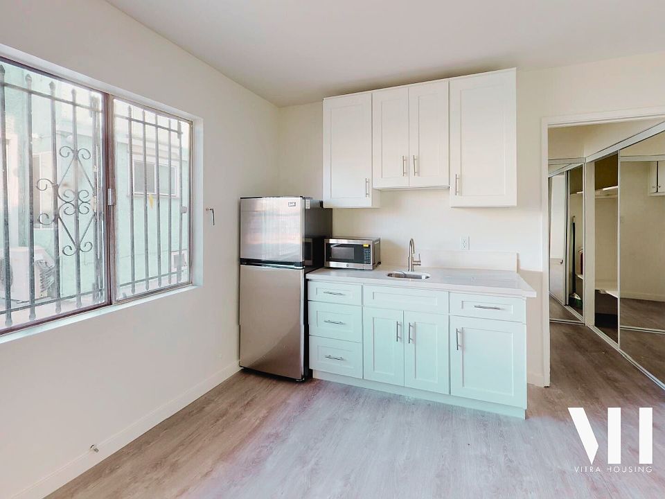 Apt 102: Studio | Fully Remodeled, All Hardwood, Stainless Appliances, Plenty of Storage and space throughout.