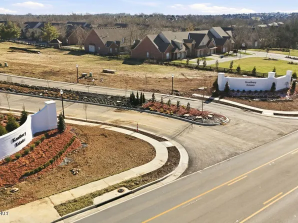 16 Littlecote Ln, Louisville, KY 40245