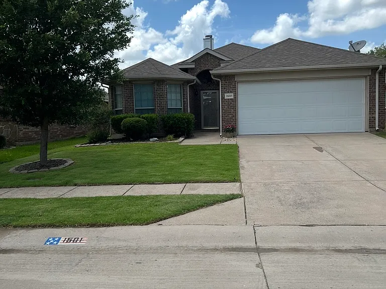 1501 Applegate Way — Photo 1