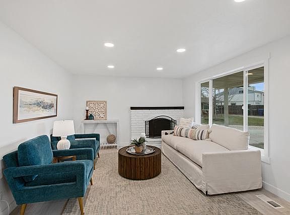 2nd image of 1732 E Hillrise Cir