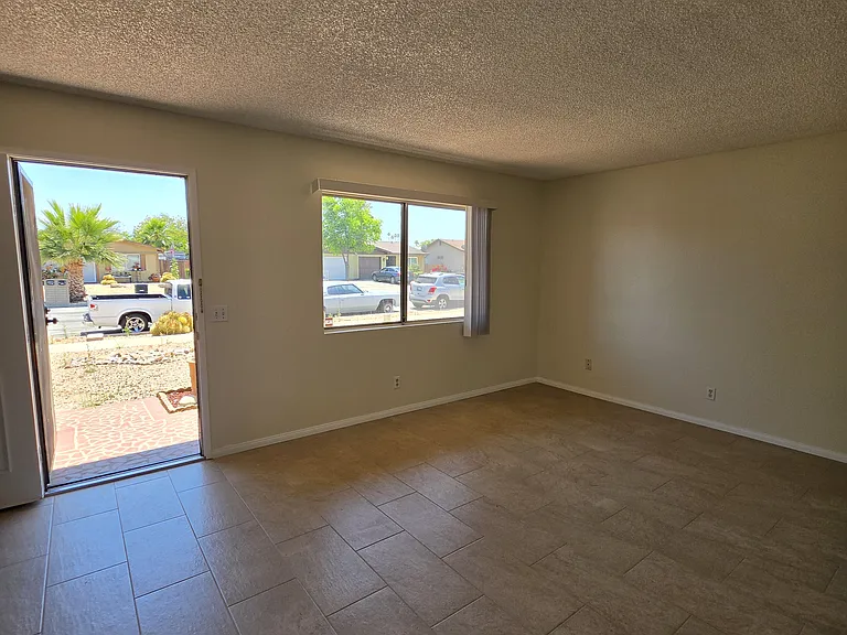 Corona St — Photo 20