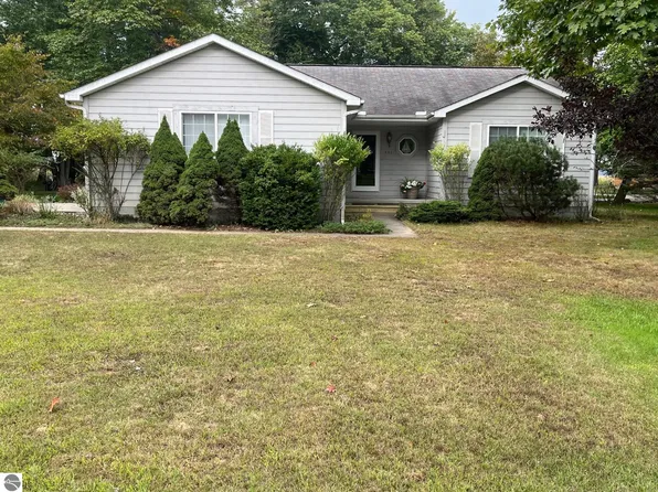 441 Lakewood Dr, East Tawas, MI 48730