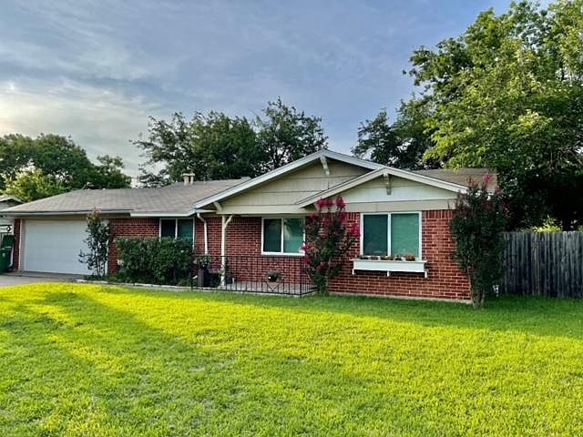 Bid Front yard, kid friendly neighborhood, quiet, nice neighbors, excellent schools.