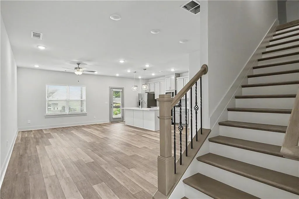 4 bed, 2.5 bath, 2024 sqft, $2,800 — Photo 3