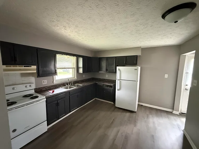 327 Garden Park Dr #B — Photo 4