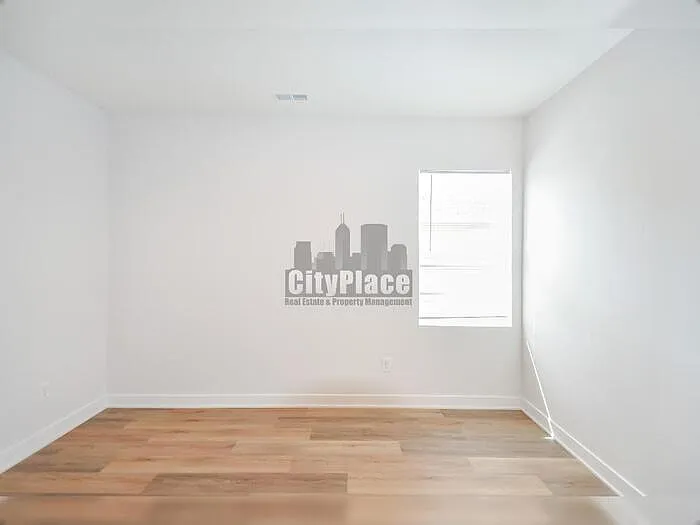 1135 W 21st St — Photo 16