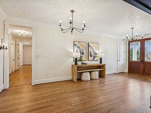 5th image of 2107 Golf Club Ln
