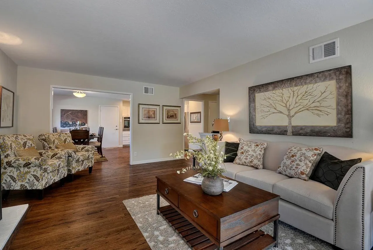 4 bed, 2.0 bath, 1421 sqft, $6,200 — Photo 4