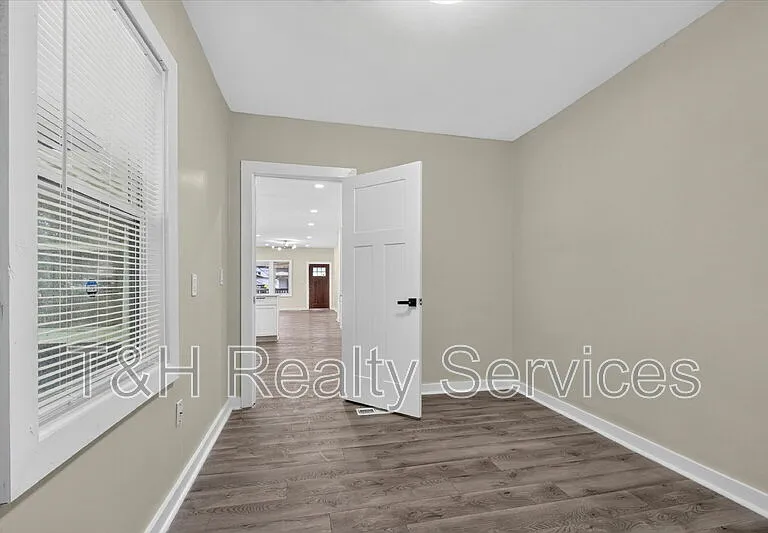 320 W 39th St — Photo 14