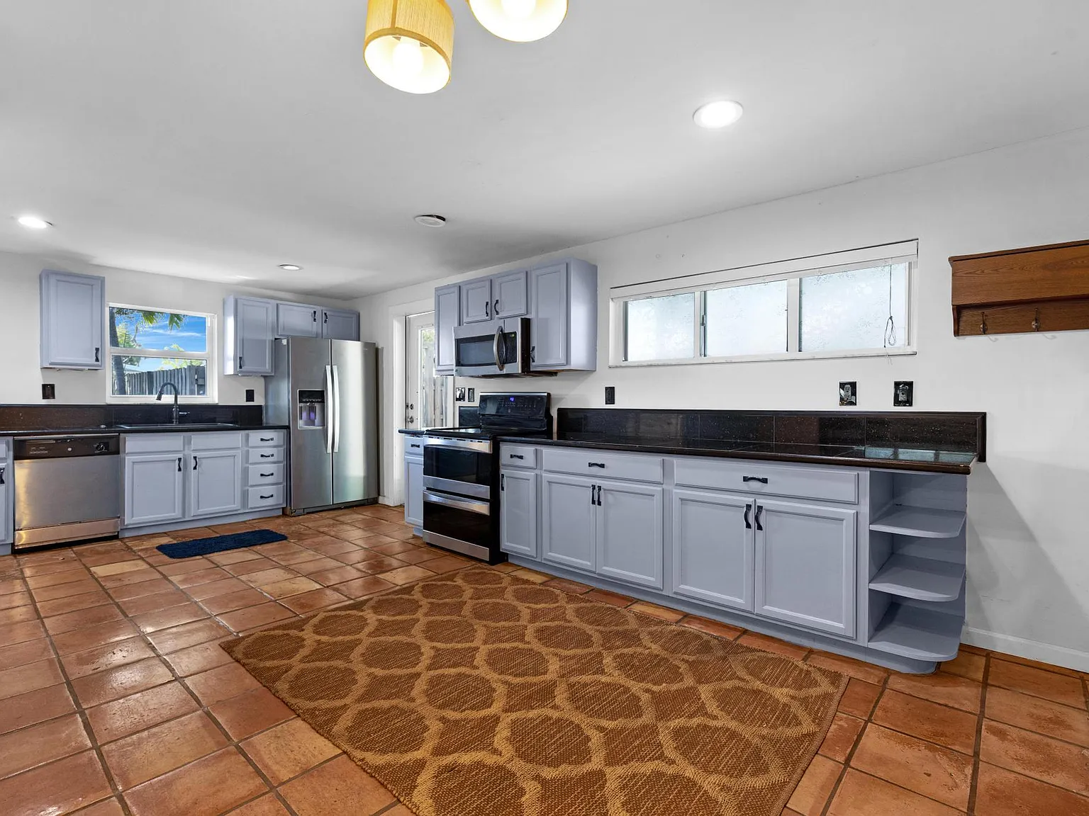 3 bed, 3.0 bath, 1760 sqft, $6,000 — Photo 3