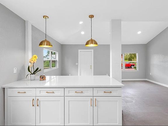 Kitchen bar with ample serving space