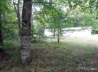 E6884 Crossover Rd, Munising, MI 49862