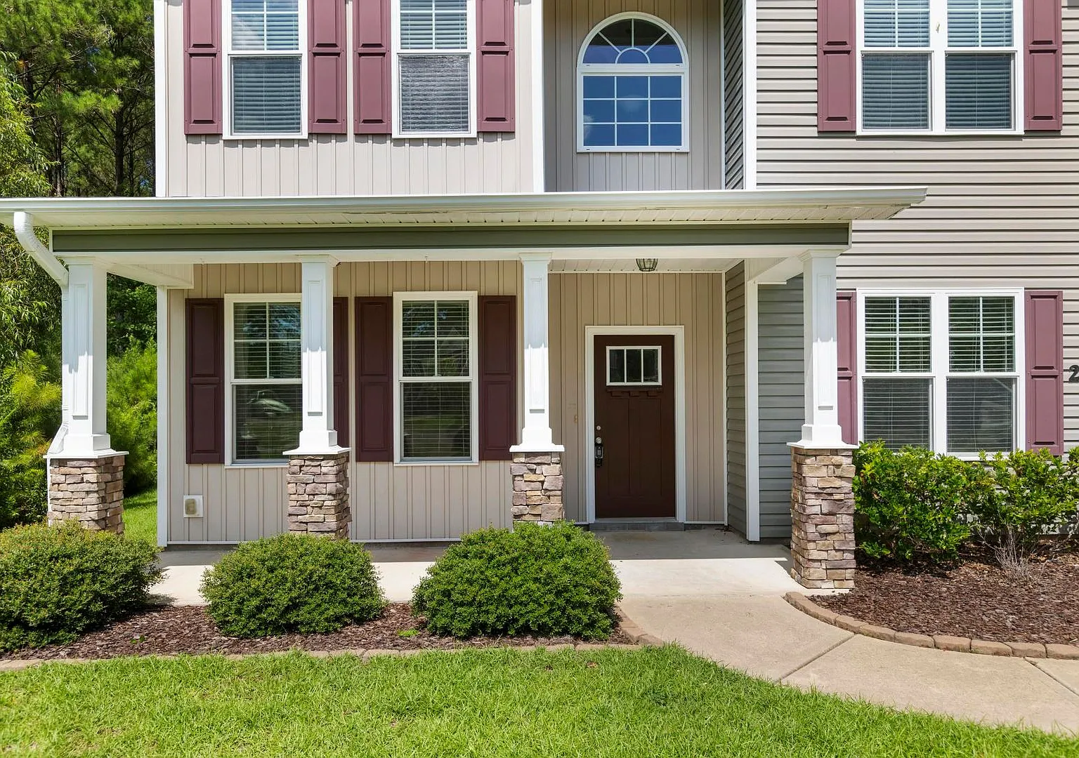 Cul-de-Sac, Spacious, and Comfort in a Prime Coastal Location — Photo 2