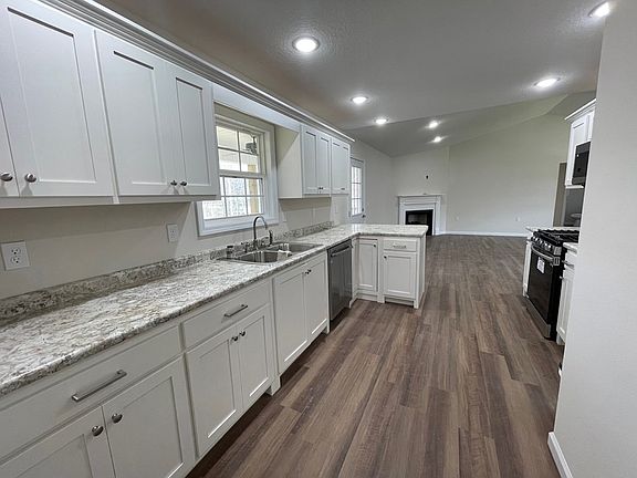4th image of 3207 Warpath Dr