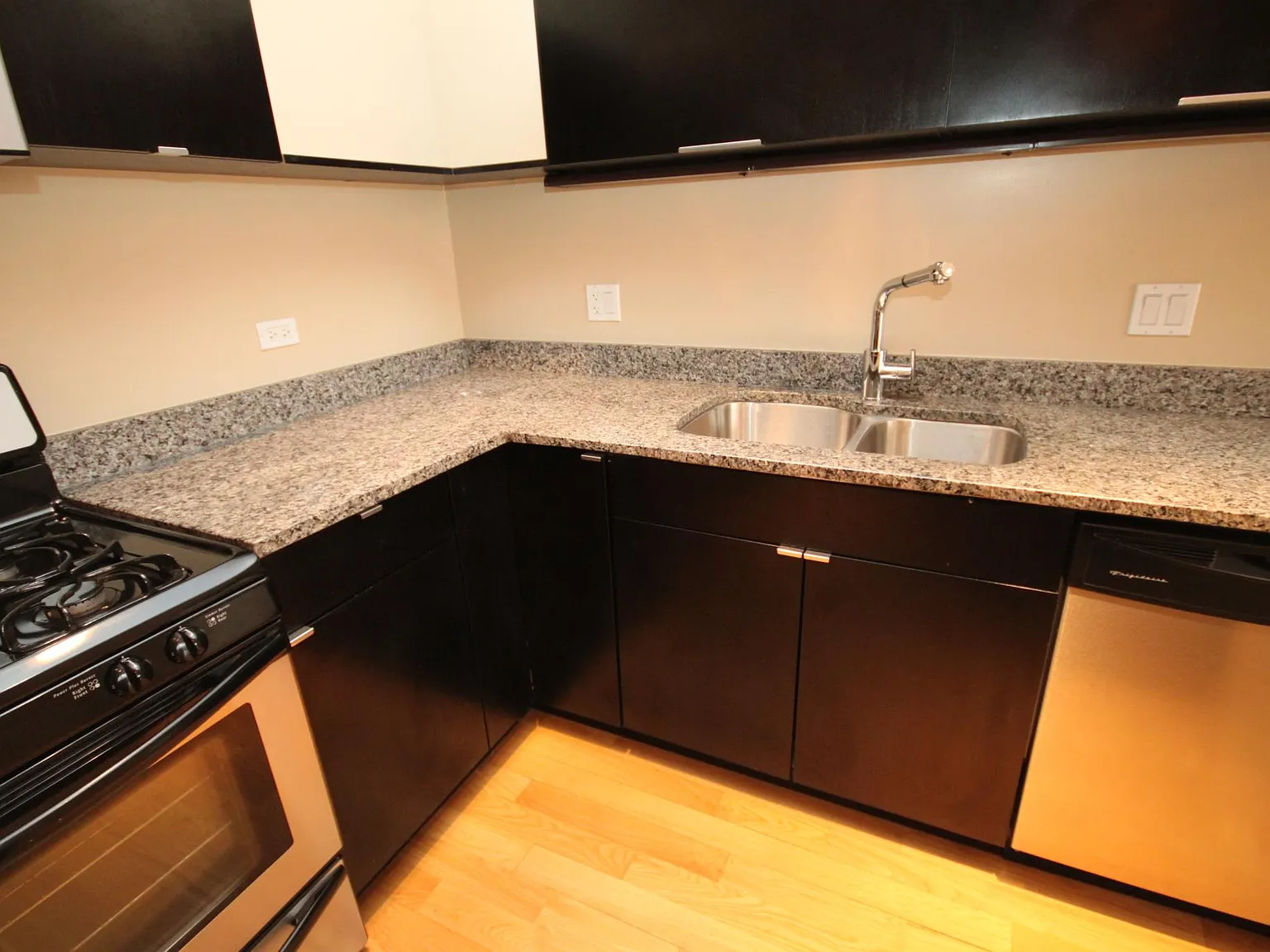 2157 N Damen Ave — Photo 3