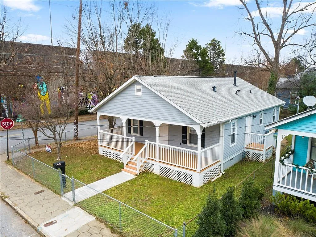 3 bed, 1.0 bath, 1120 sqft, $3,300 — Photo 3