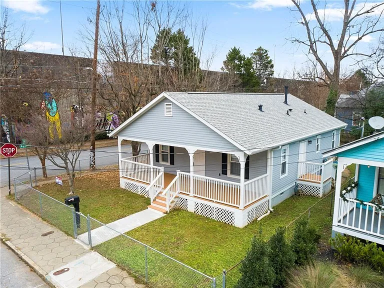 112 Tye St SE — Photo 3
