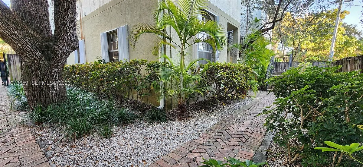 Building Photo - 2850 Coconut Ave #7