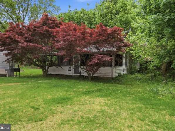 24 Elm St, Salem, NJ 08079