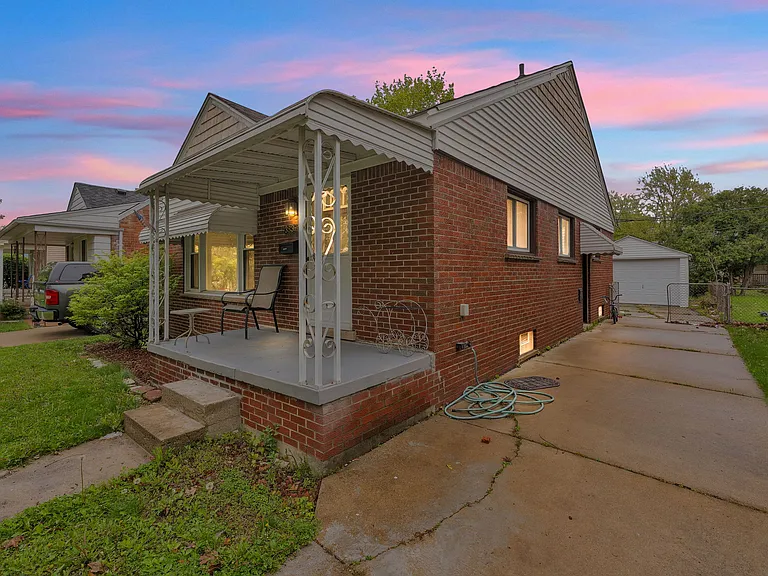 3837 Katherine St — Photo 2