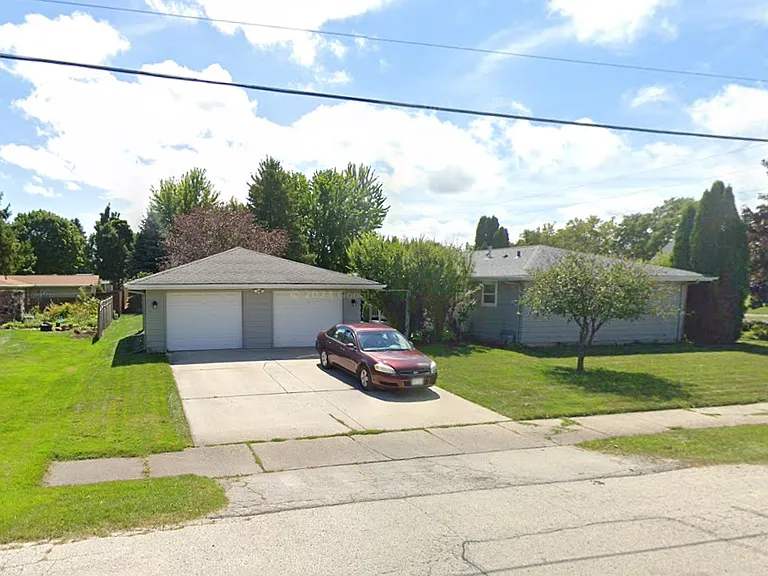 2519 N Taylor Dr — Photo 2