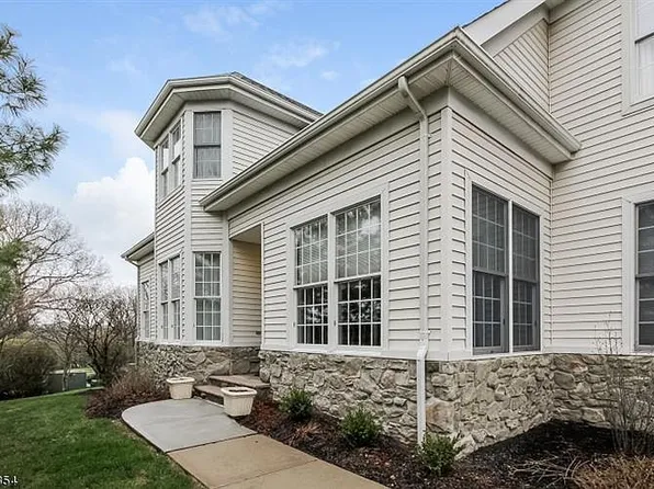 1 La Costa Dr, Annandale, NJ 08801
