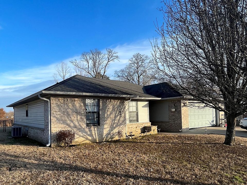 1st image of 110 Lone Oak Dr