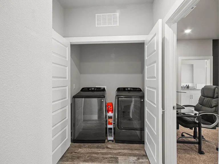 702 N Plano Rd — Photo 18