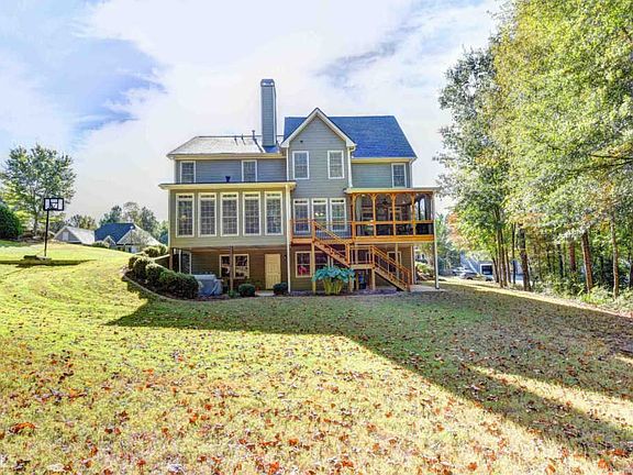 5th image of 556 Richmond Pl
