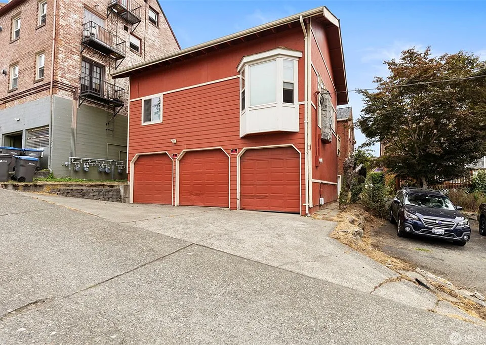 1225 1/2 Gregory Way