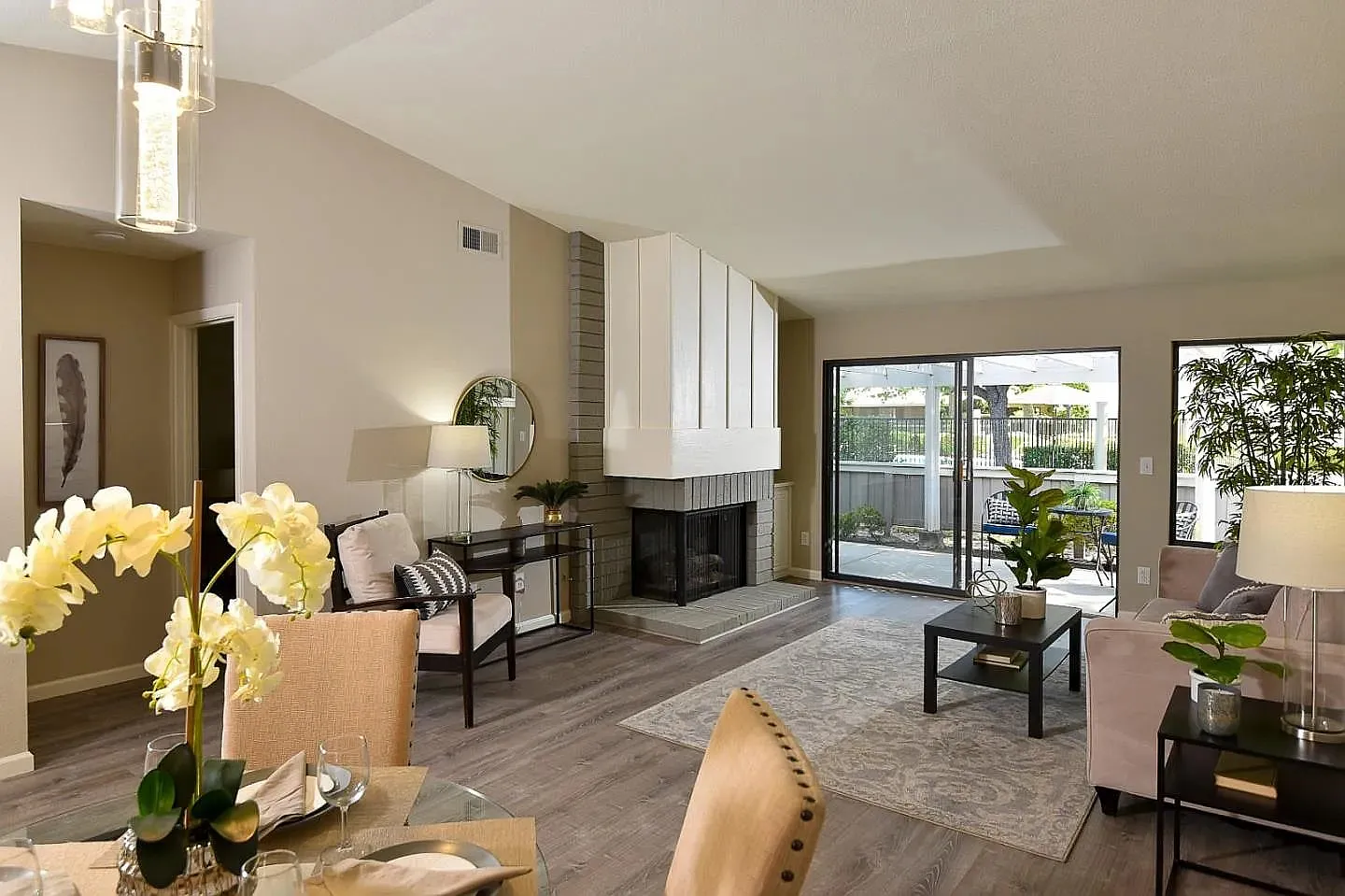2 bed, 1299 sqft, $4,200 — Photo 4