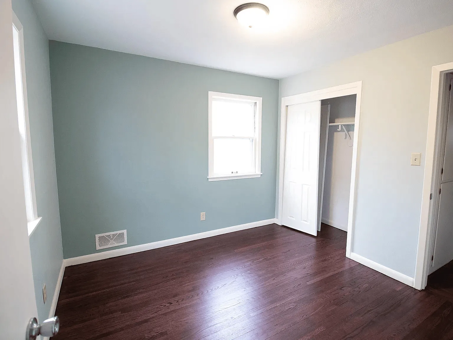1400 Arlington Ave E — Photo 3
