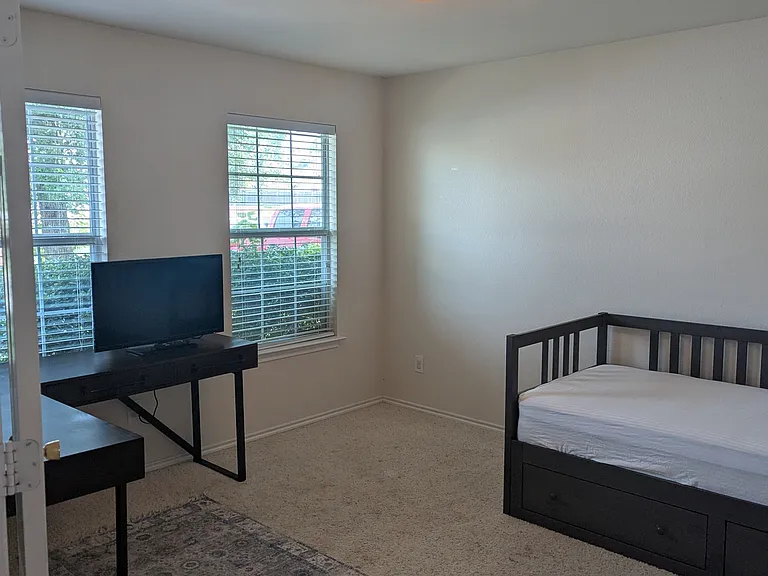 1217 Oak Hollow Ln — Photo 5