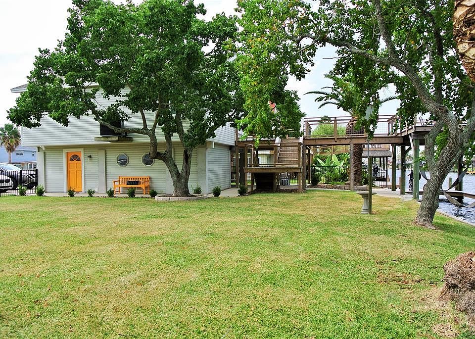Check out the size of the yard! House is on a double lot. Total of 9000 sf.