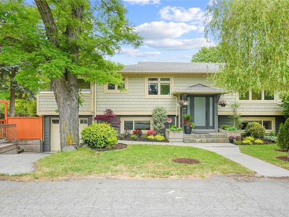 2112 Pentland Rd, Oak Bay, BC V8S 2W4