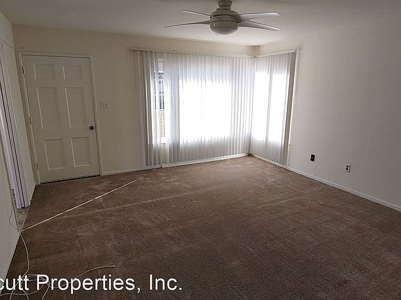 3rd image of 4766 Clairemont Sq