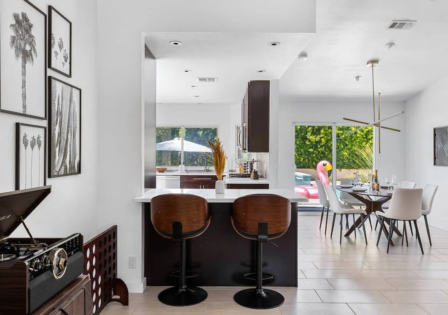 Palm Springs Luxury: Pool, Hot Tub & Downtown Access — Photo 4