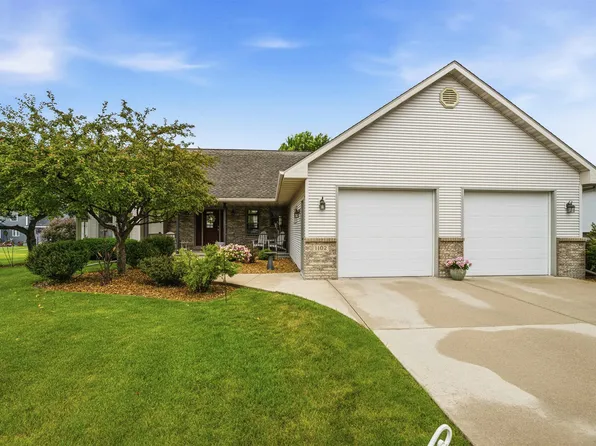 1102 Carriage Cir, Fond Du Lac, WI 54935