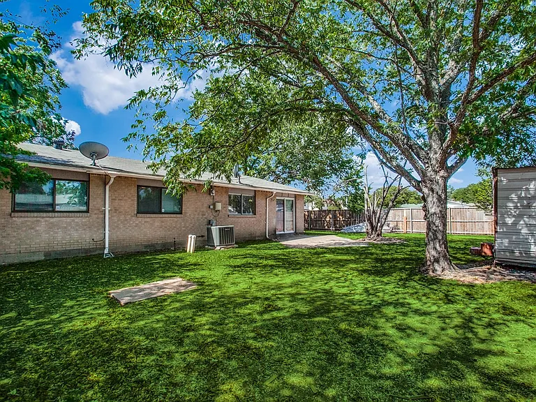 4425 Windsor Dr — Photo 12