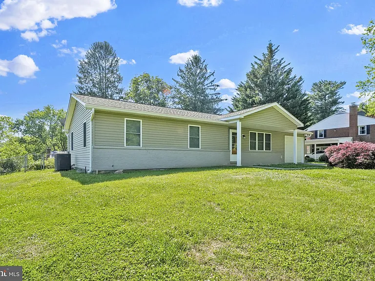 810 Wisteria Dr — Photo 3