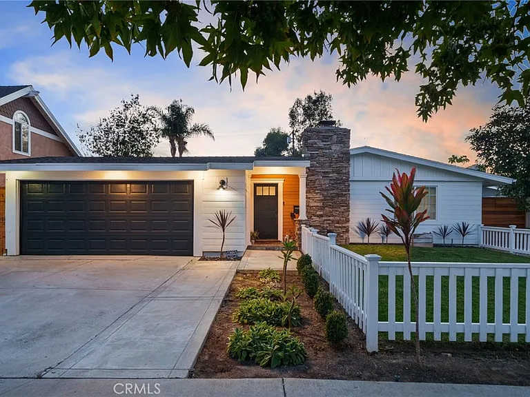 2273 Columbia Dr — Photo 2