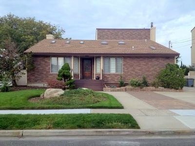 231 Pennsylvania Ave, Island Park, NY, 11558