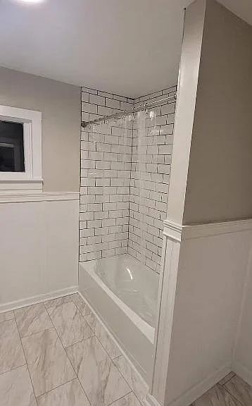 122 E Scott St — Photo 5