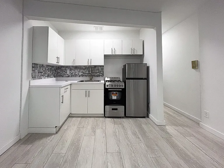 230 E 14th St #1R — Photo 1