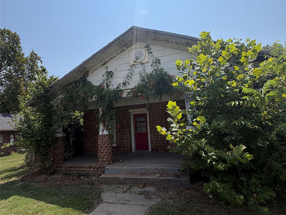 1st image of 320 W 4th St